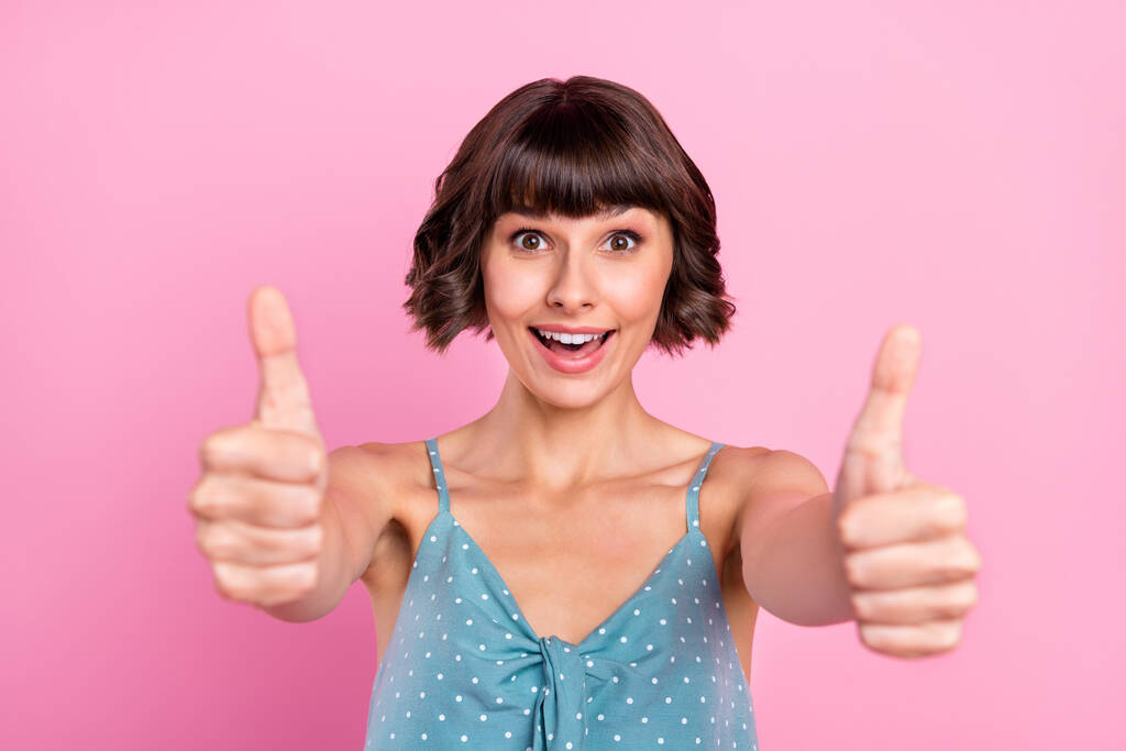 Πορτρέτο της ελκυστικής χαρούμενο κορίτσι δείχνει διπλή διαφήμιση μικρογραφία απομονώνονται πάνω από ροζ παστέλ φόντο χρώμα - Φωτογραφία, εικόνα