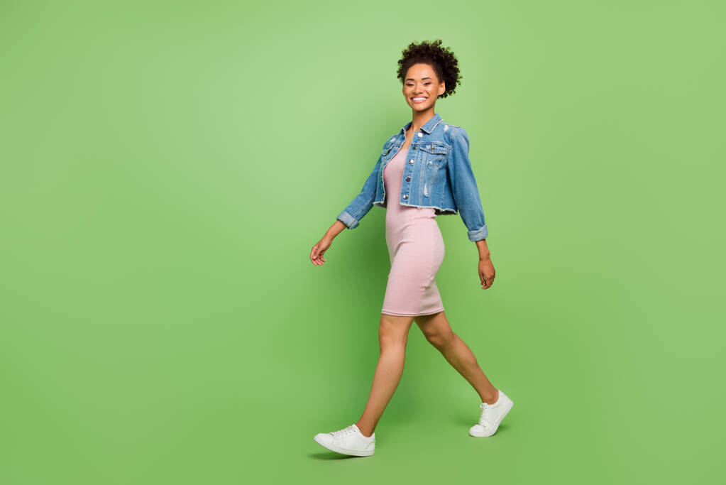 Full Size Profilfoto von niedlichen Millennial Lady Go tragen Kleid Hemd Turnschuhe isoliert auf grünem Hintergrund - Foto, Bild