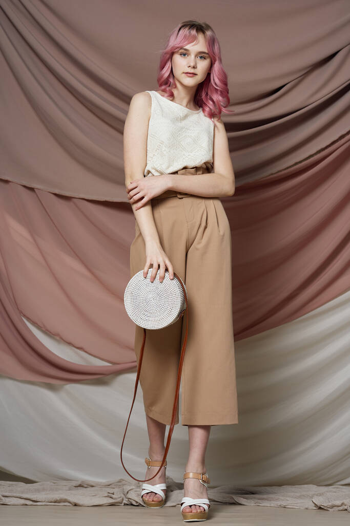 hübsche Frau Mode posiert eleganten Stil Studio - Foto, Bild