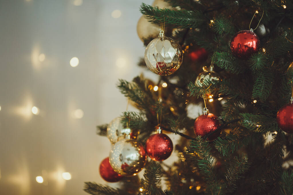 Noel arkaplanı. Oyuncak ve çelenklerle Noel ağacı. - Fotoğraf, Görsel
