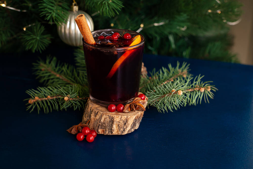Vin chaud de Noël avec bâton de cannelle, orange, anis et clous de girofle sur fond bleu. Vacances d'hiver - Photo, image