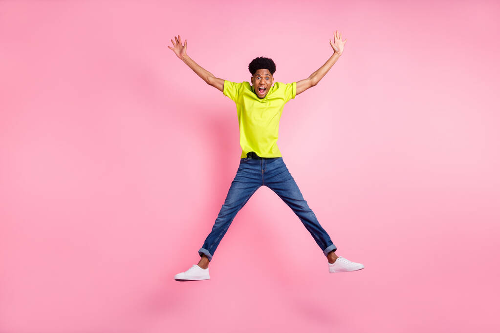 Longitud completa tamaño corporal vista de atractivo alegre sorprendido chico saltar engañando aislado sobre rosa pastel color fondo - Foto, imagen