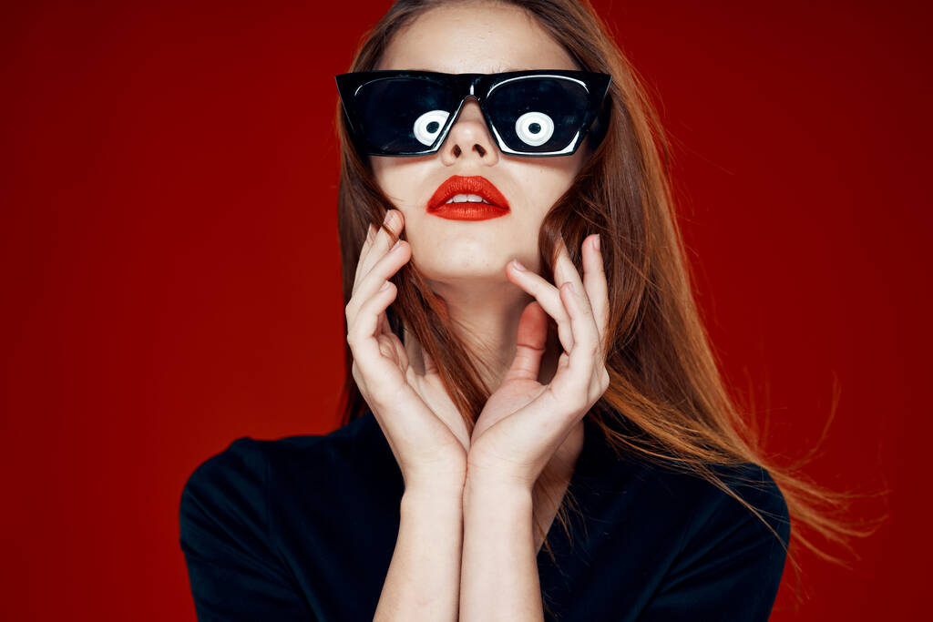 okouzlující žena nosí sluneční brýle červené rty pózování zblízka - Fotografie, Obrázek