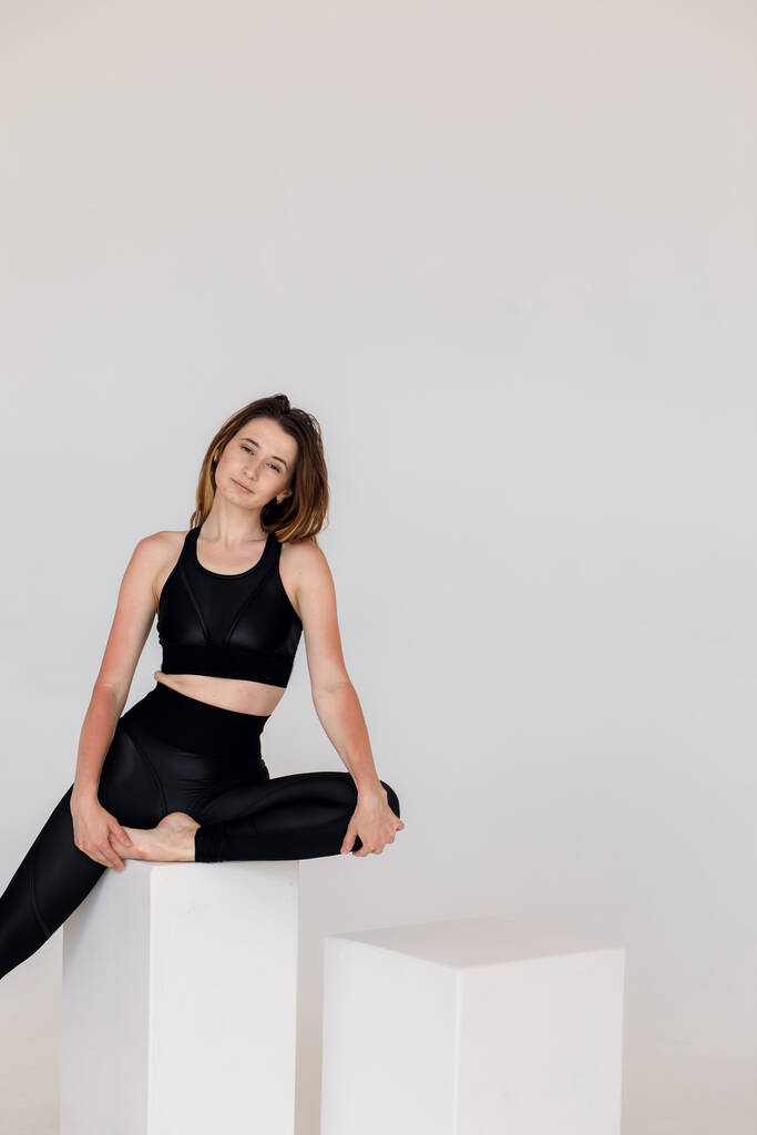 Seksi fitness kadını. Gri arka planda güzel bir atletik kız - Fotoğraf, Görsel