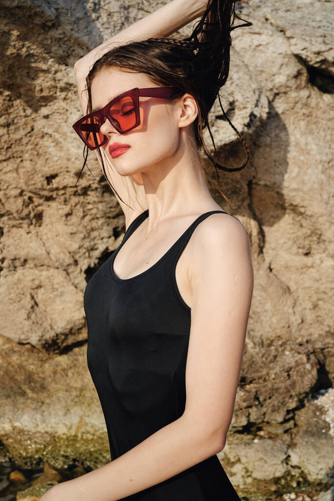 жінка в купальнику сонцезахисні окуляри літній засмага екзотичні подорожі
 - Фото, зображення