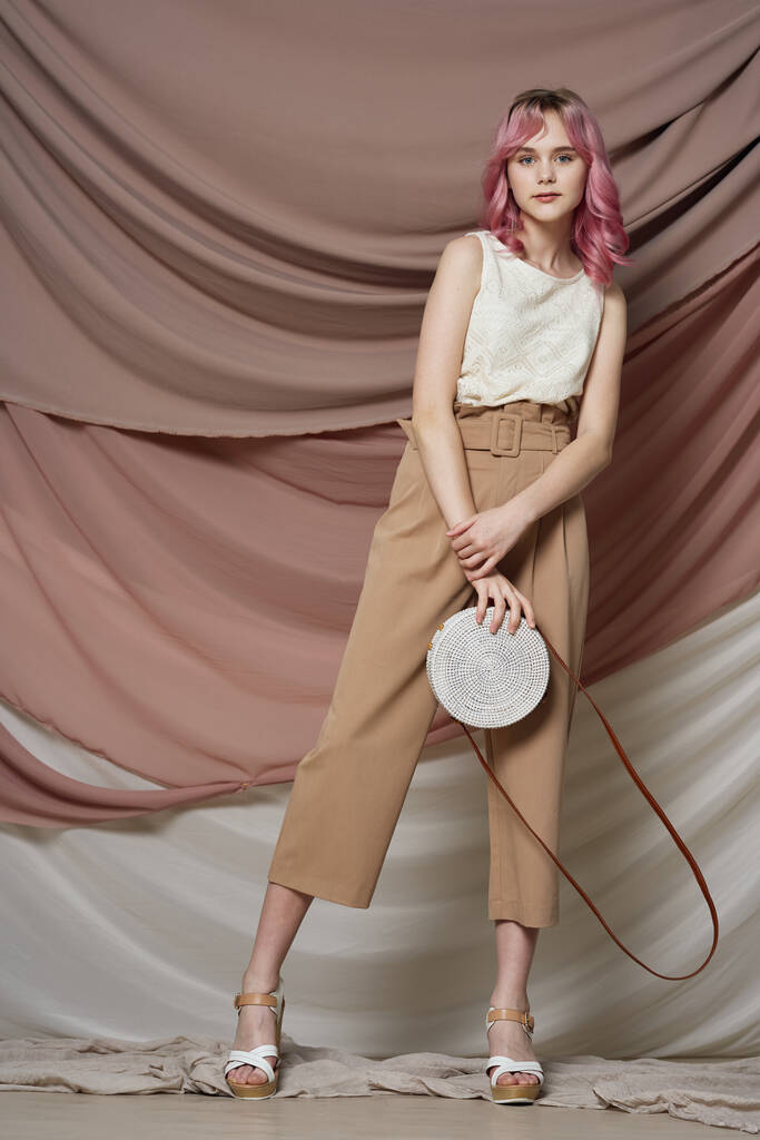 όμορφη γυναίκα ροζ διακόσμηση μαλλιών καλοκαιρινό στυλ μόδας - Φωτογραφία, εικόνα