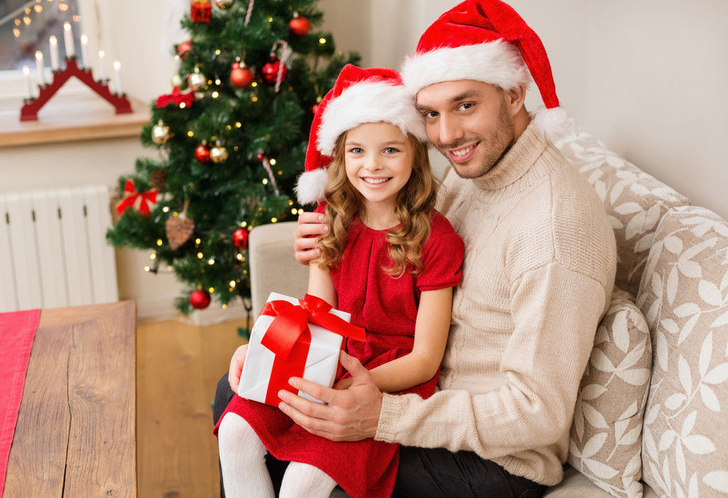Lächelnder Vater und Tochter mit Geschenkbox - Foto, Bild