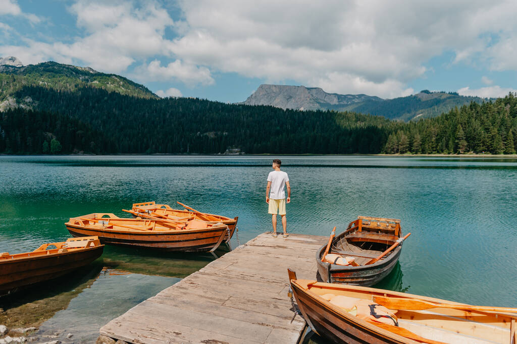 Νεαρός που κοιτάζει τη Μαύρη Λίμνη, Εθνικό Πάρκο Ντέρμιτορ, Ζαμπλγιάκ, Μαυροβούνιο. Hipster ταξιδιώτη απολαμβάνοντας θέα της Μαύρης Λίμνης - Φωτογραφία, εικόνα
