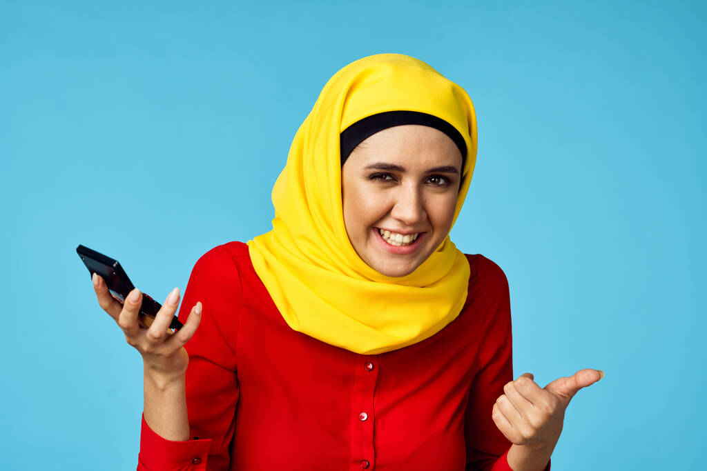 mulher muçulmana no hijab compras entretenimento azul fundo - Foto, Imagem