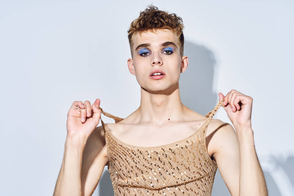 man transgender vrouw make-up mode poseren studio - Foto, afbeelding