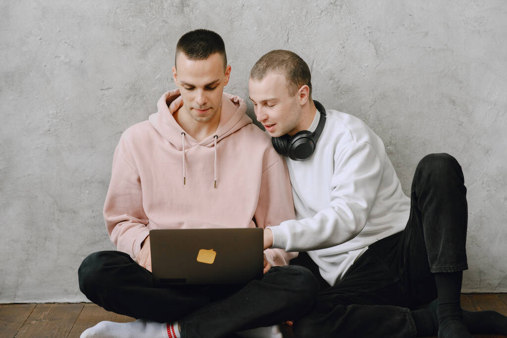 Schwules Paar berät seine Reisepläne mit Laptop - Foto, Bild