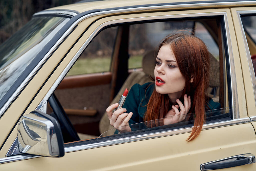 nő kukucskál ki autós utazás életmód divat - Fotó, kép