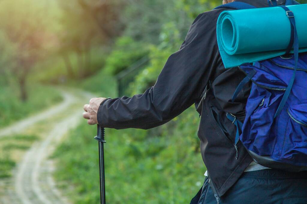 turista con mochila y mapa de senderismo o trekking por la montaña - Foto, Imagen