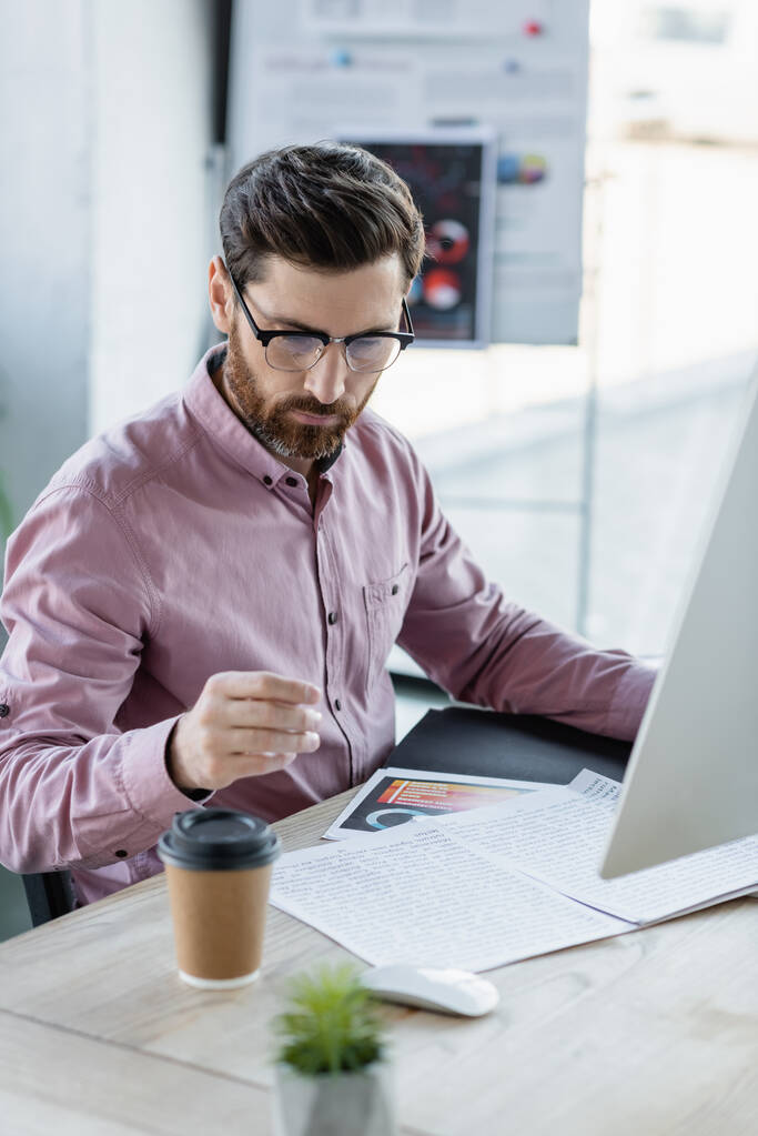 Бизнесмен, работающий с бумагами и компьютером возле кофе, пойдет в офис  - Фото, изображение
