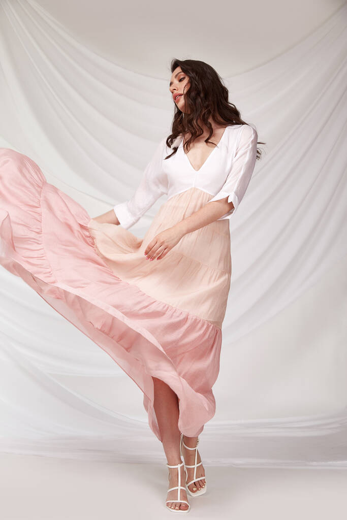 Красивая сексуальная брюнетка женщина носить летняя коллекция платье стиль круиз коллекция модель шелк текстиль элегантная одежда макияж косметическая гламурная студия. - Фото, изображение