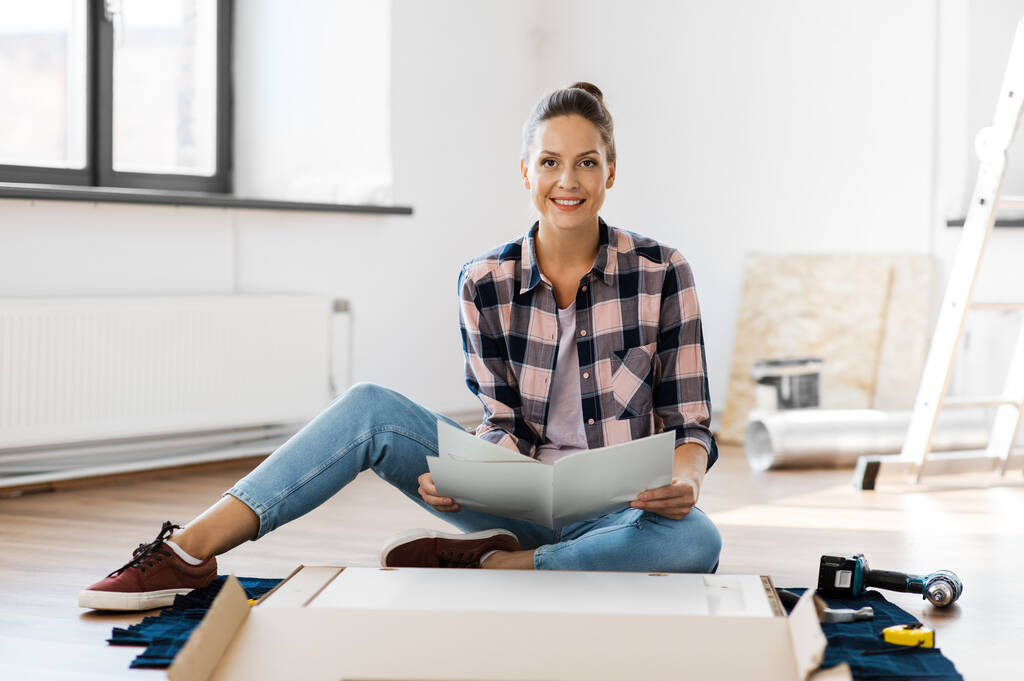 glücklich lächelnde Frau beim Zusammenbau von Möbeln zu Hause - Foto, Bild