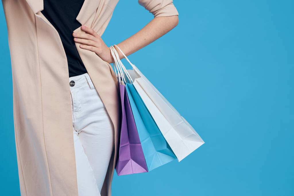 明るい女性マルチカラーパック感情ショッピングファッション青の背景 - 写真・画像