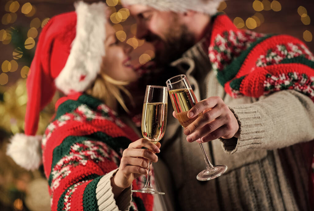 Два серця, повні любові. жінка і чоловік люблять Різдво. веселого Різдва. Сімейний напій шампанське. закохана пара. Час для подарунків. щасливий новий рік. Святкування свята. час привітання. Пара відчуває себе затишно
 - Фото, зображення