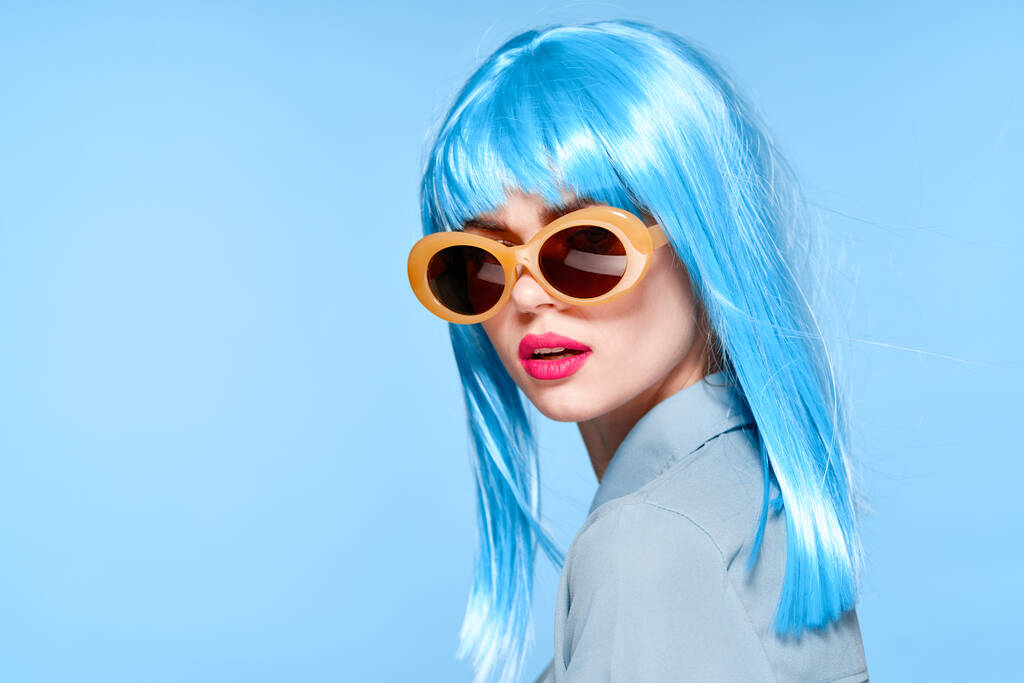 привлекательная женщина гламурная мода красные губы синие волосы - Фото, изображение