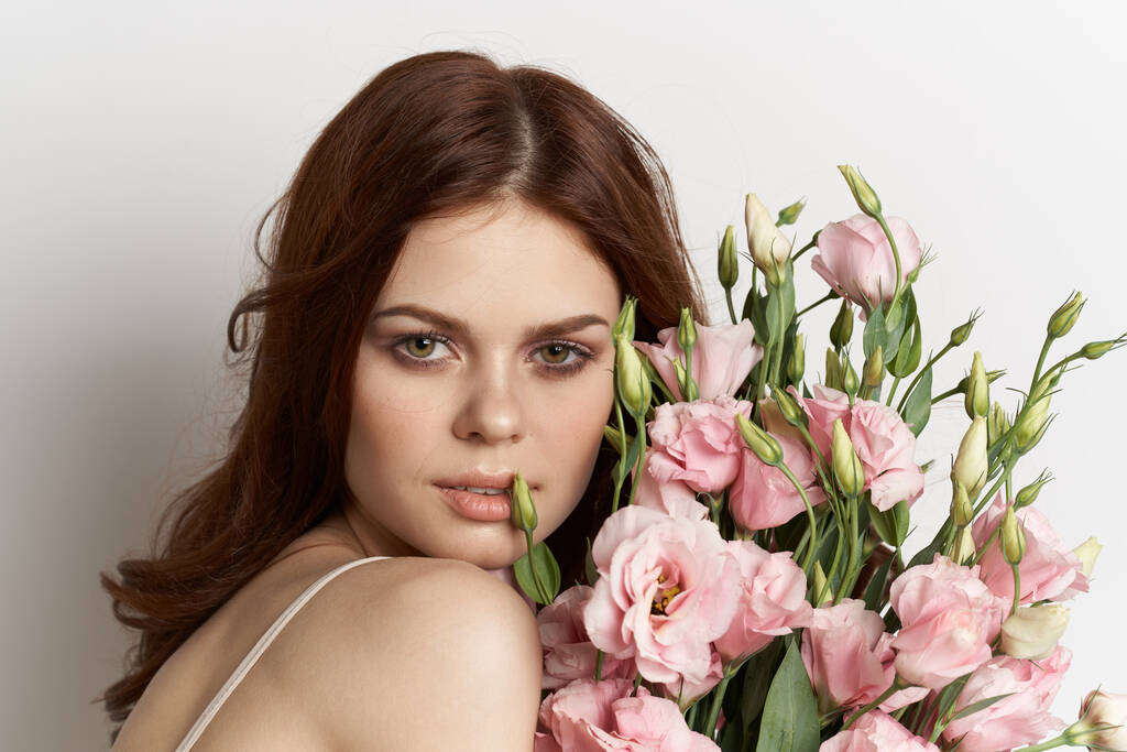 mooie vrouw bloemen in handen poseren charme levensstijl glamour - Foto, afbeelding