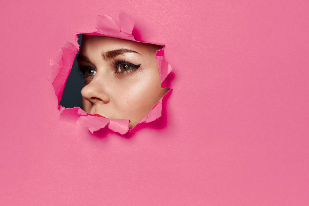 mulher alegre cartaz buraco fundo rosa e lábios vermelhos - Foto, Imagem