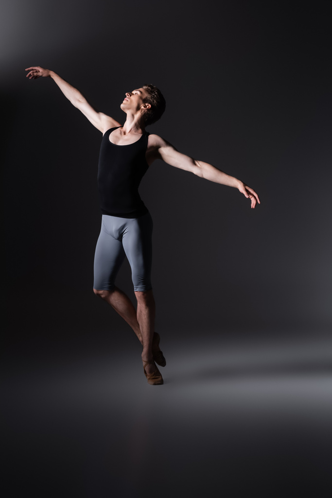 homem elegante gesticulando durante a realização de dança de balé em preto - Foto, Imagem