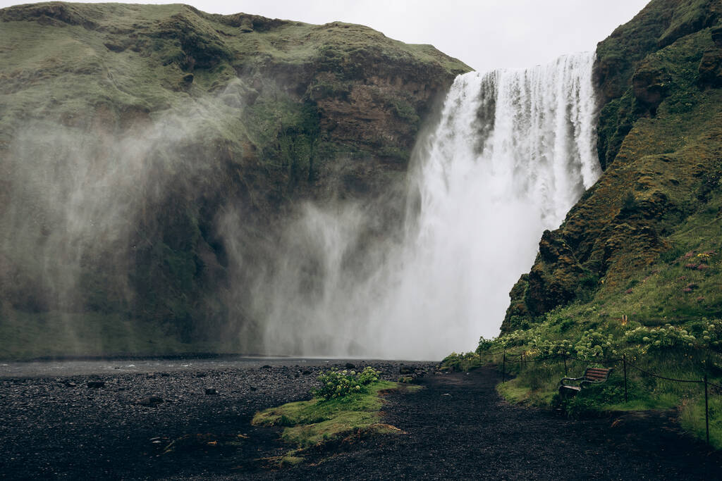 famosa cachoeira Skogarfoss no sul da Islândia
 - Foto, Imagem