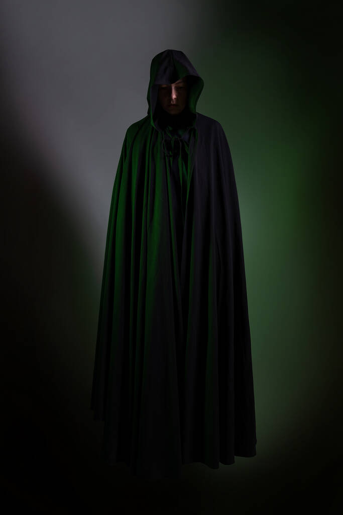 Літаючий містичний вампір в чорному светрі, фігура, що нависає в повітрі
, - Фото, зображення