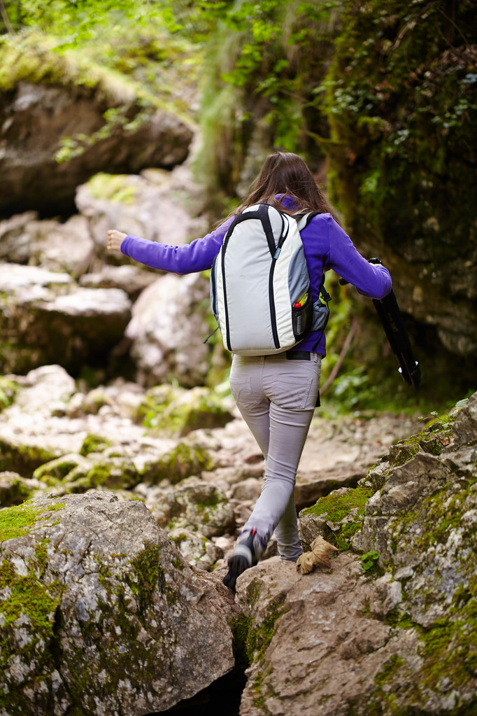 wandelaar dame met rugzak op trail - Foto, afbeelding