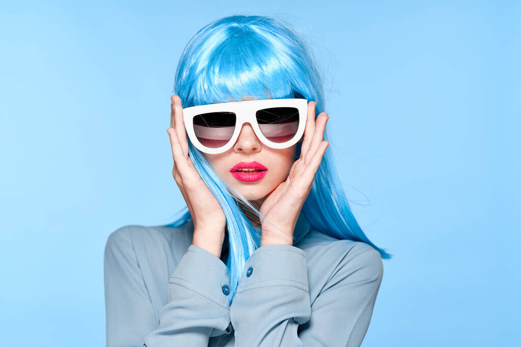 moda mulher cultural peruca óculos de sol posando modelo - Foto, Imagem