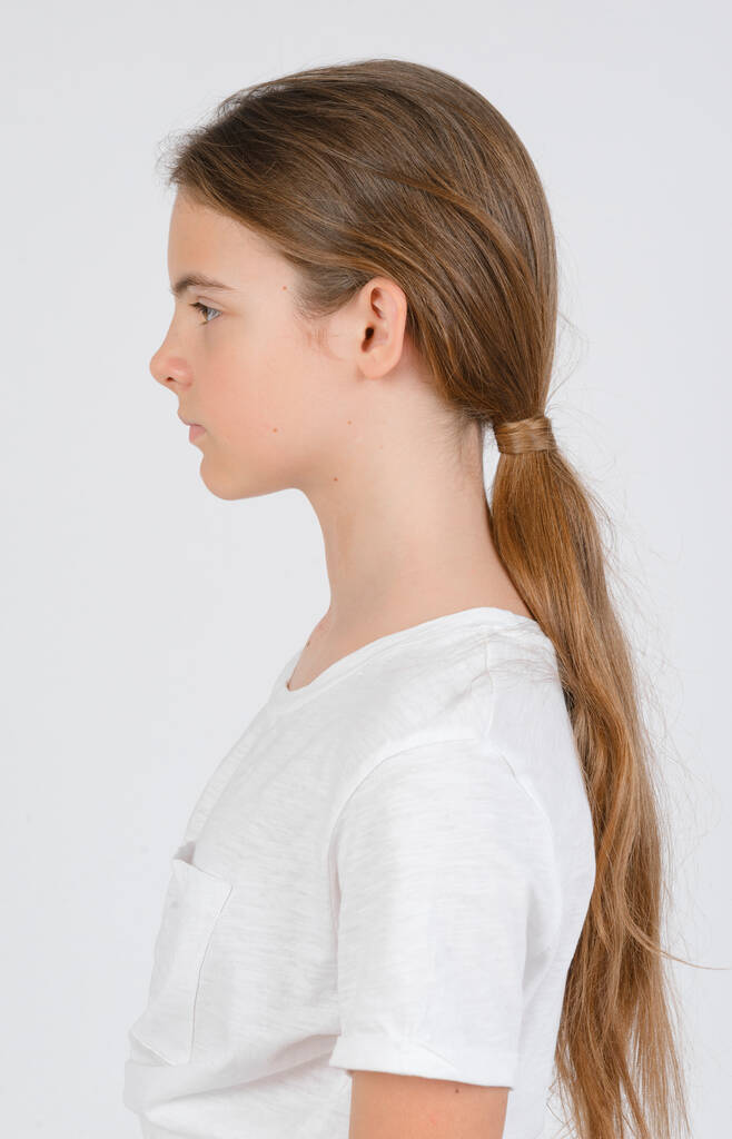 Model örnekleri, beyaz arka planda uzun saçlı genç bir kızın portresi., - Fotoğraf, Görsel