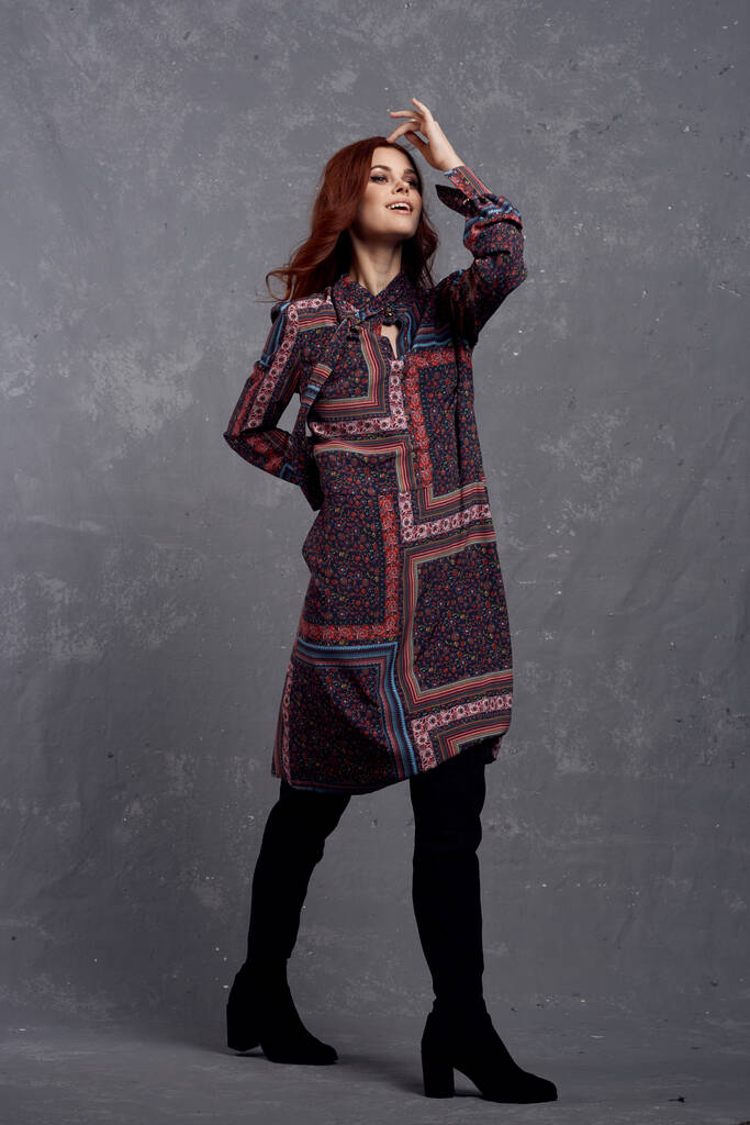 Nainen takki poseeraa muoti vaatteet täyspitkä - Valokuva, kuva
