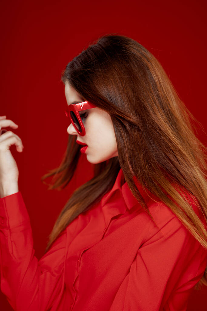 весела жінка в сонцезахисних окулярах червоної сорочки Гламур крупним планом
 - Фото, зображення