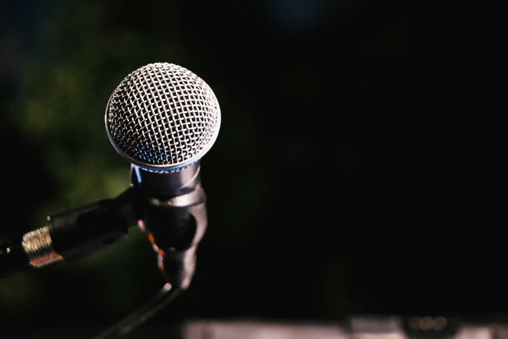 Een close-up opname van een microfoon op het podium - Foto, afbeelding