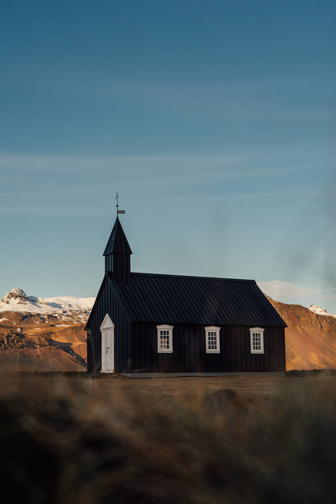Vertikální záběr kostela Budir pod slunečním světlem a modrou oblohou na Islandu - Fotografie, Obrázek