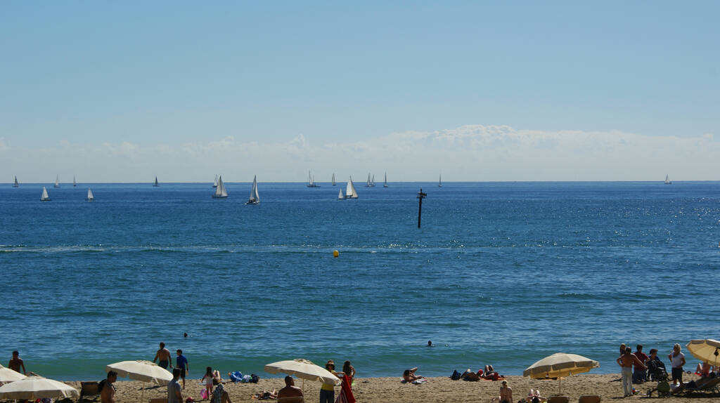 BARCELONE, ESPAGNE - 25 sept. 2010 : Une belle vue sur la plage de la mer avec des gens profitant du soleil à Barcelone, Espagne - Photo, image