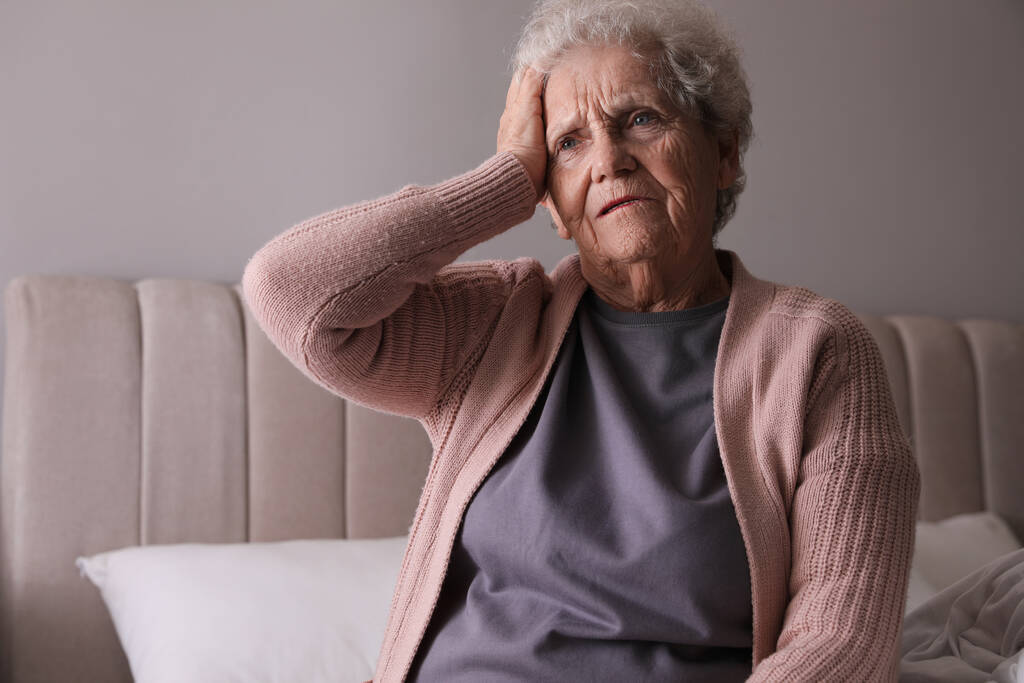 Vanhempi nainen päänsärky makuuhuoneessa kotona - Valokuva, kuva