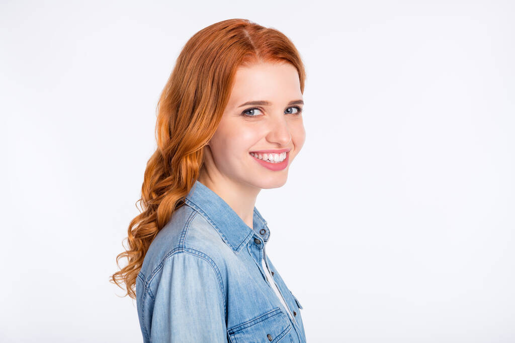 Profil boční fotografie okouzlující pozitivní šťastná dáma úsměv nosit ležérní džínové oblečení izolované na šedém pozadí - Fotografie, Obrázek