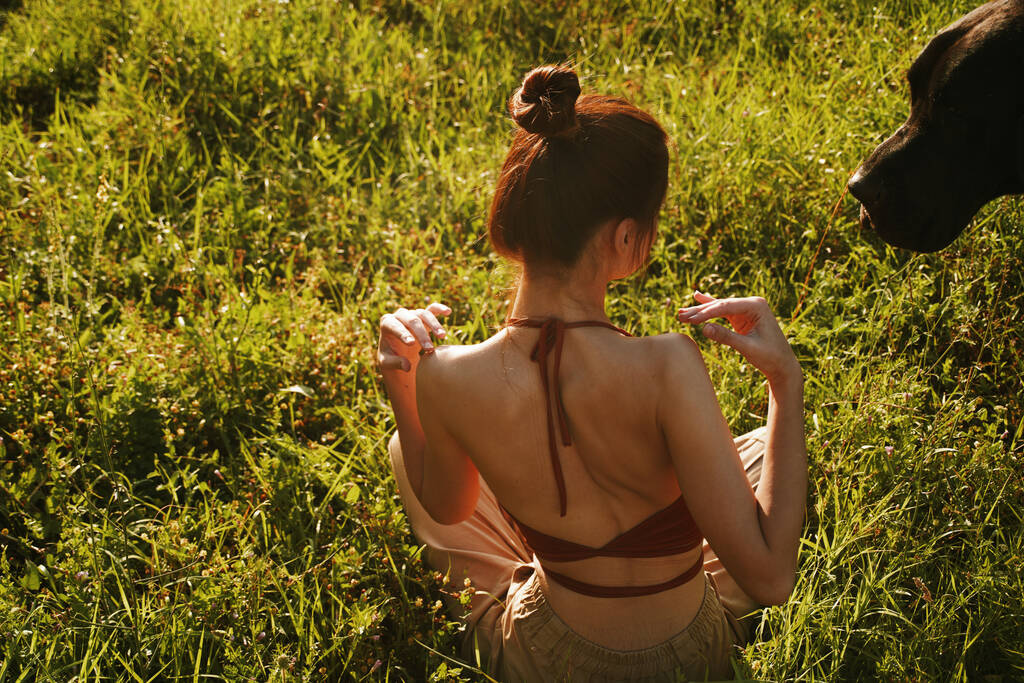 mujer en el campo sentado en la hierba meditación descanso - Foto, imagen