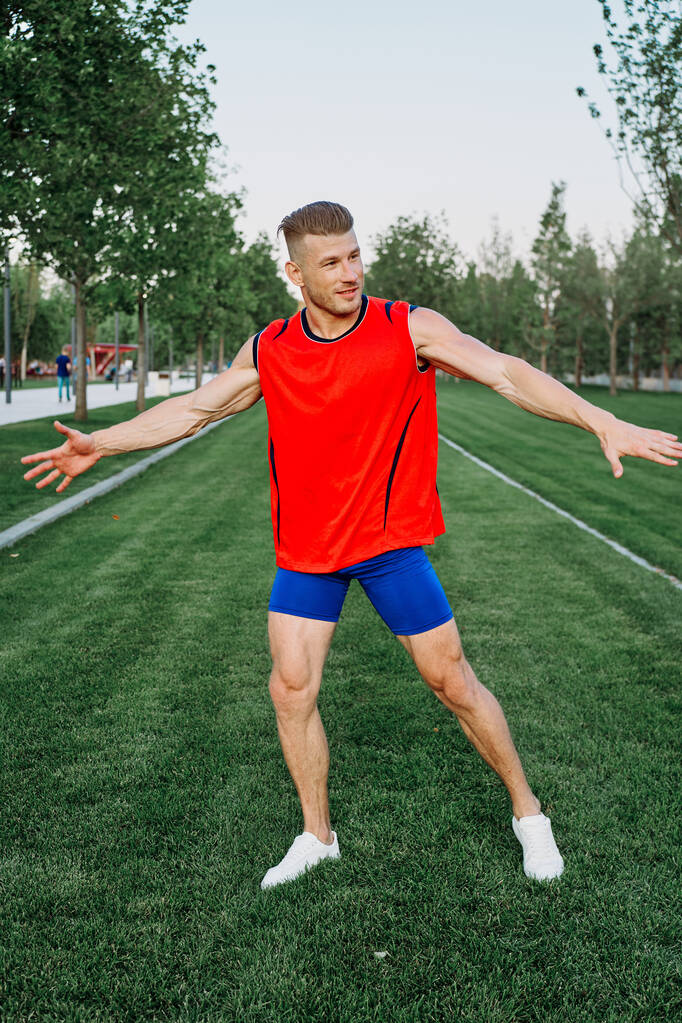 atletický muž v parku crossfit životní styl cvičení - Fotografie, Obrázek