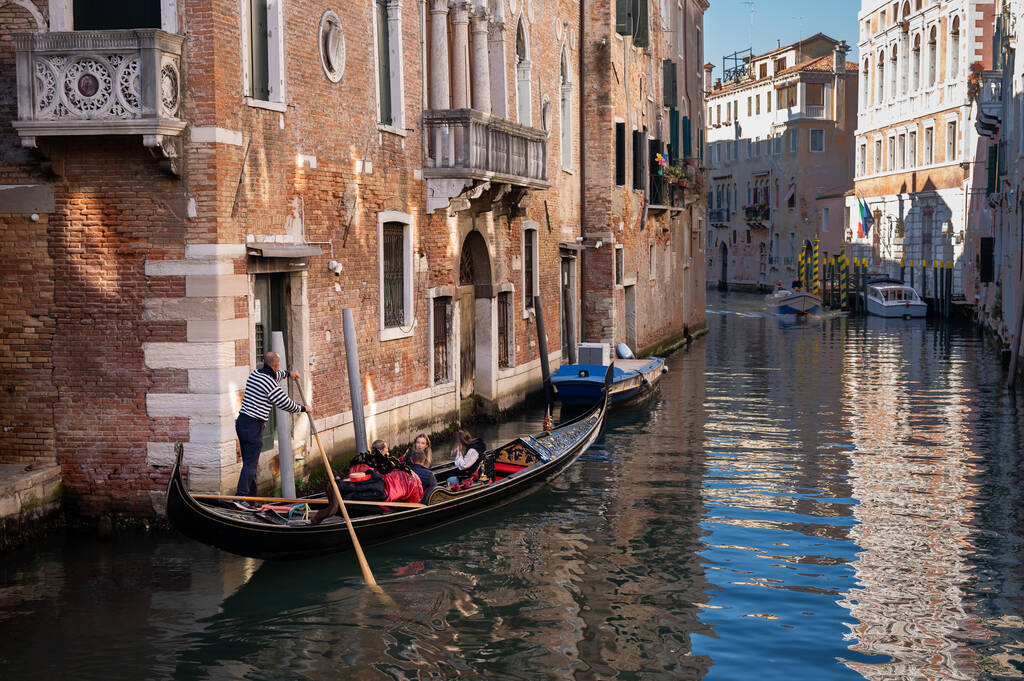 Венеция, Италия - 27 октября 2021 года: Канал с гондолой в Венеции (Италия) зимой, старые дома - Фото, изображение