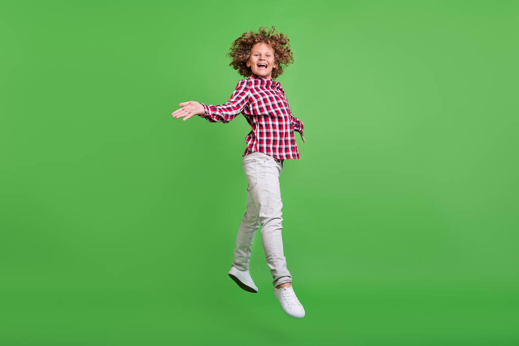 Täyspitkä kehon koko näkymä houkutteleva iloinen kaveri hyppäämällä hauskaa levätä eristetty yli kiiltoa vihreä väri tausta - Valokuva, kuva