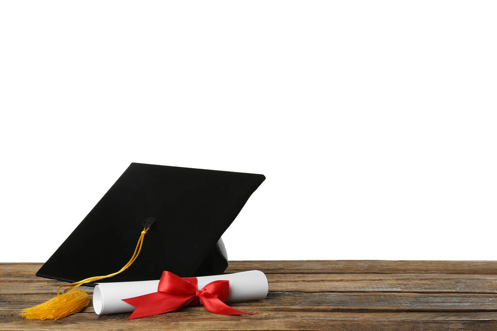 Cappello di laurea e diploma su tavolo in legno su sfondo bianco, spazio per testo - Foto, immagini