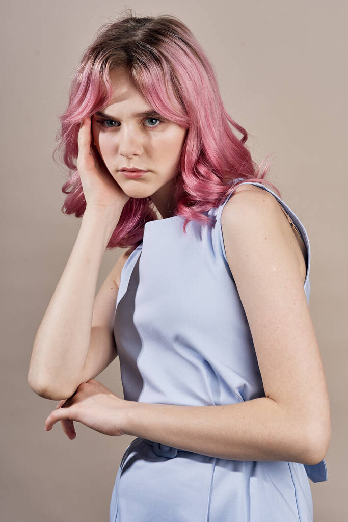 iloinen nainen vaaleanpunaiset hiukset mekko aiheuttaa kosmetiikkaa - Valokuva, kuva