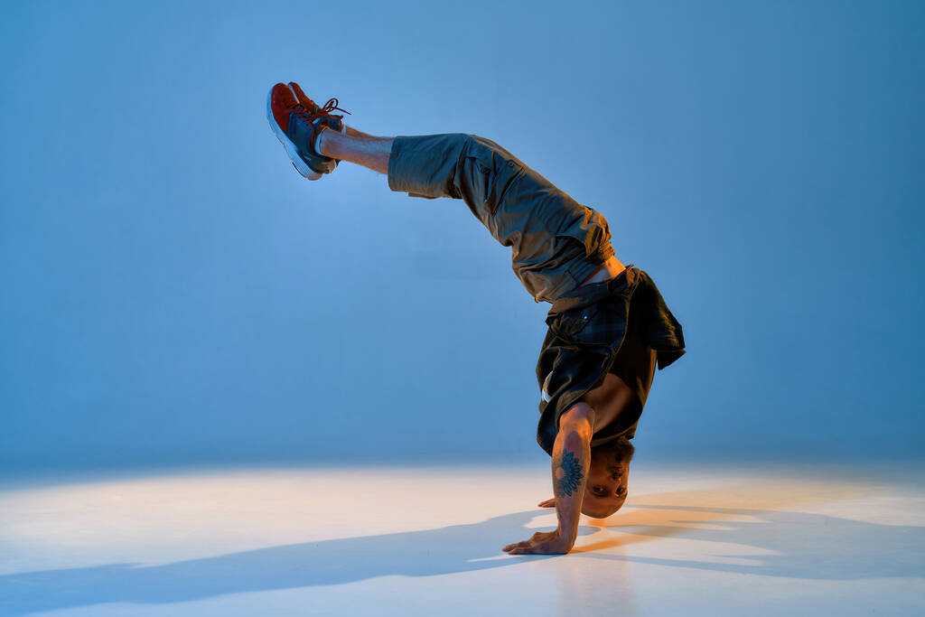 Cool européen mâle danseur dansant breakdance - Photo, image