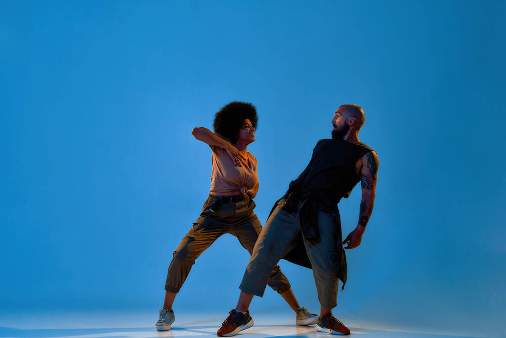 Elastyczny młody mężczyzna i kobieta taniec hip hop - Zdjęcie, obraz