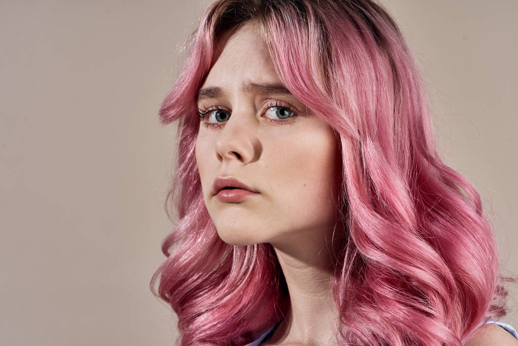 hübsche Frau rosa Haare Glamour posiert Luxus-Modell - Foto, Bild