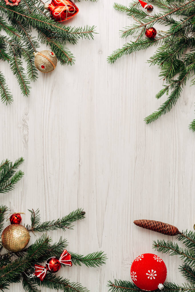 Χριστουγεννιάτικη Σύνθεση σε λευκό ξύλινο τραπέζι με φωτοτυπικό χώρο - Φωτογραφία, εικόνα