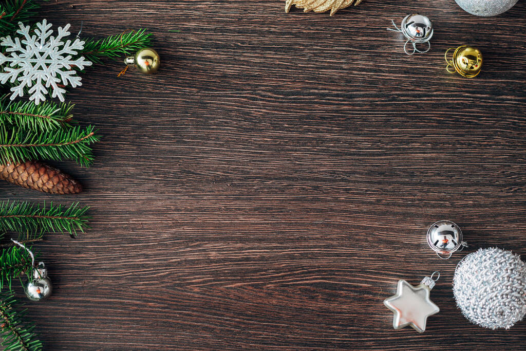 Rami di albero di Natale e fiocchi di neve su sfondo marrone con CopySpace - Foto, immagini