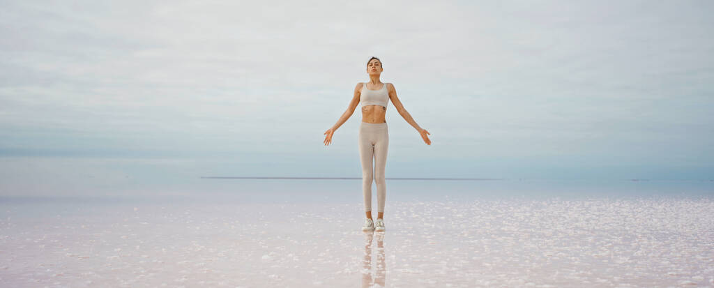Schöne Ruhelandschaft, junge Frau praktiziert Yoga-Meditation - Foto, Bild